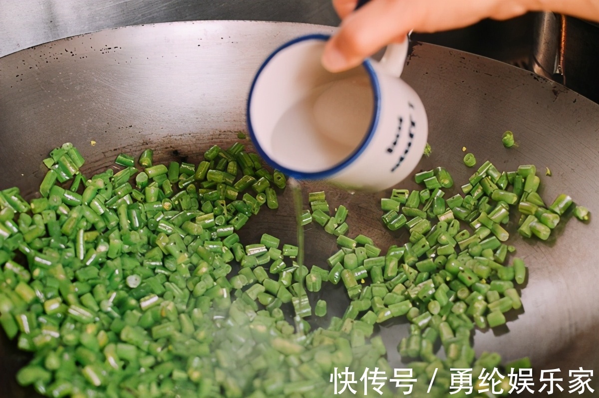 做法|开胃下饭的干煸四季豆，做法简单，香辣开胃，全家都爱吃