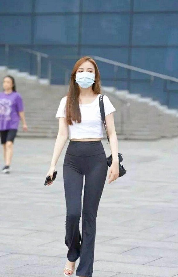 气场强大的小姐姐,裤子真的好贴身,这样走路方便吗?