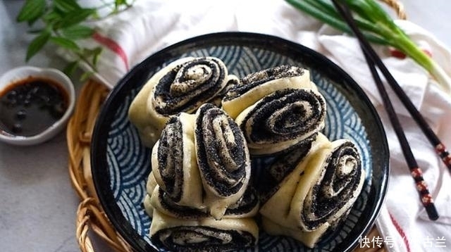  教你做有颗粒感的花卷，撒把芝麻当花边，满嘴留香还补钙