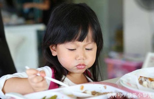 孩子几岁能吃大人饭?医生:不能太心急,不然孩子身体吃不消