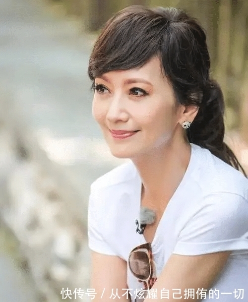 弧度|女人如果还没到60岁,这3款“大妈发型”尽量别留,会显老很多