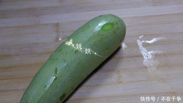 西葫芦|给你一个西葫芦的新吃法,不开火,无油烟,清香嫩口停不下来