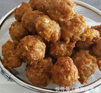 40年火夫不管什么丸子，油炸时多加“这1步”，丸子又香又脆