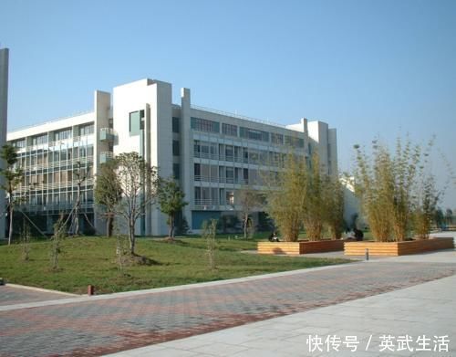 国内“最硬气”的大学，拒绝985高校的合并，如今成行业巨头