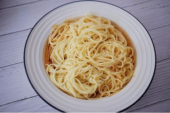 面条别再煮着吃了,配上拌好的辣椒油,不怕你不喜欢