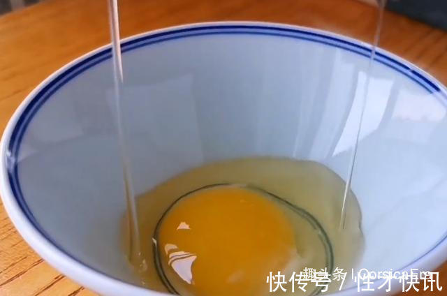 我家带鱼从不红烧，淋一个鸡蛋，不油炸不清蒸，出锅孩子抢着吃