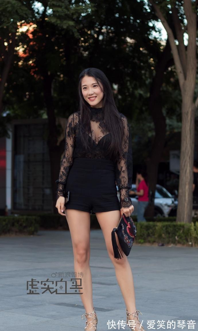 半身裙|美女穿搭：蕾丝上衣搭配短裤有些小性感，小姐姐这样穿太撩人心动！