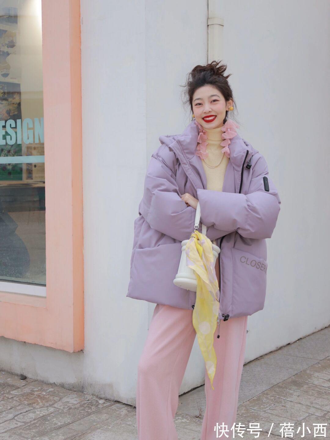 大龄女性|大龄女性懂搭配更时髦,冬季学会穿“羽绒服”,风度和温度都有了