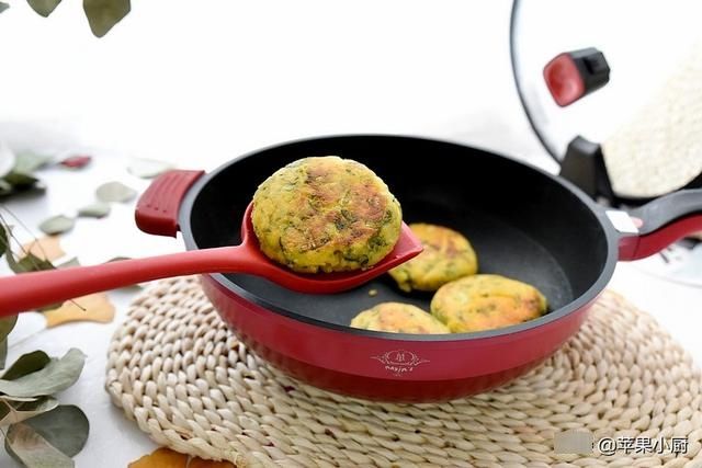 粗粮加菜做的饼子,不拉嗓子味道香,有菜有主食,越嚼越香