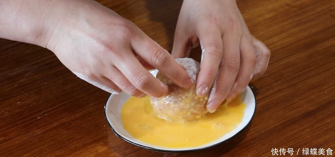 水煮蛋吃腻了,教你鸡蛋和猪肉的特色做法,外脆里嫩,里面流黄