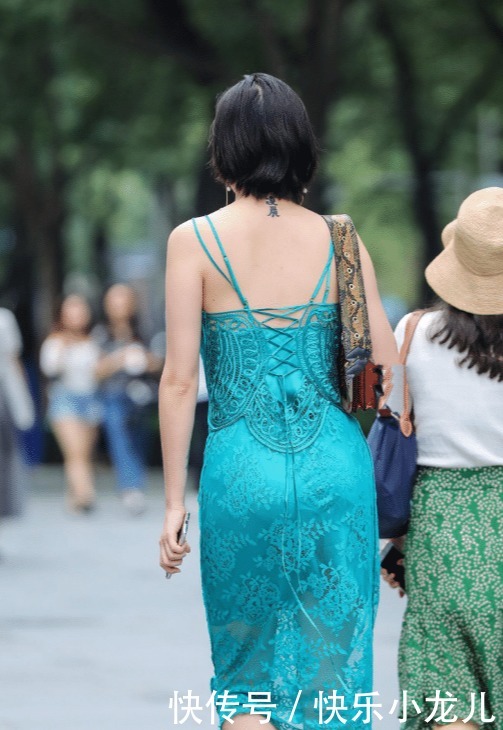 吊带|翡翠绿色的吊带连衣裙,背部镂空,展现出豪放的性格