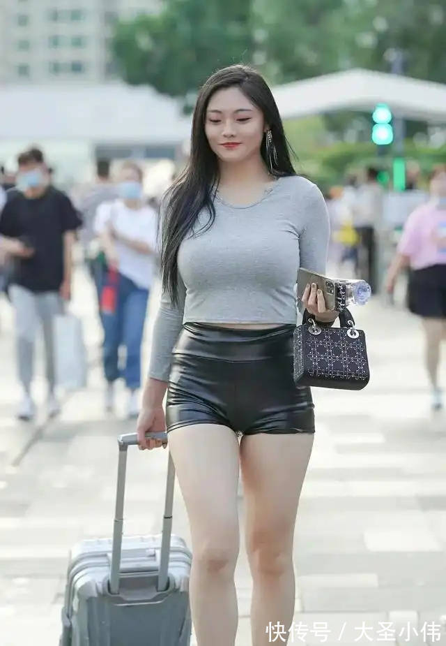 短裤|美女街拍:灰色圆领长袖,搭配黑色皮短裤,最简单的衣服搭配出时髦的效果