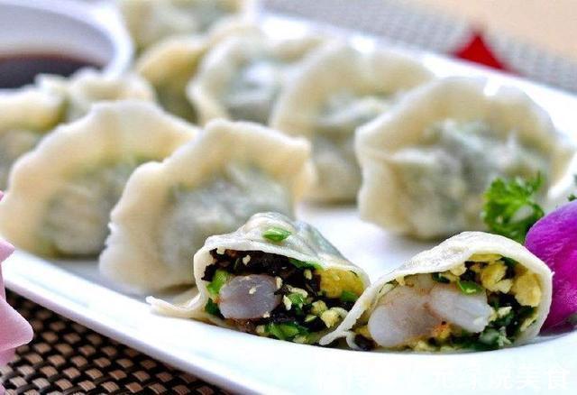 煮饺子别再傻傻的水开就下锅，多加“这一步”，饺子不破皮不粘锅