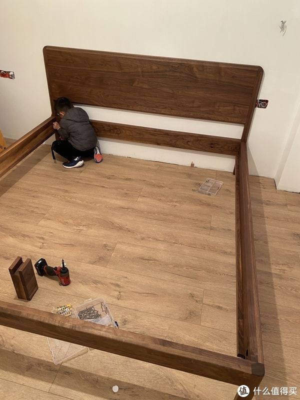 装修|实木盲盒:黑胡桃床和床头柜