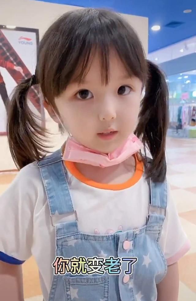 抱抱|女儿逛商场累了向爸爸求抱抱,爸爸当场拒绝,随后女儿一句话让爸爸妥协