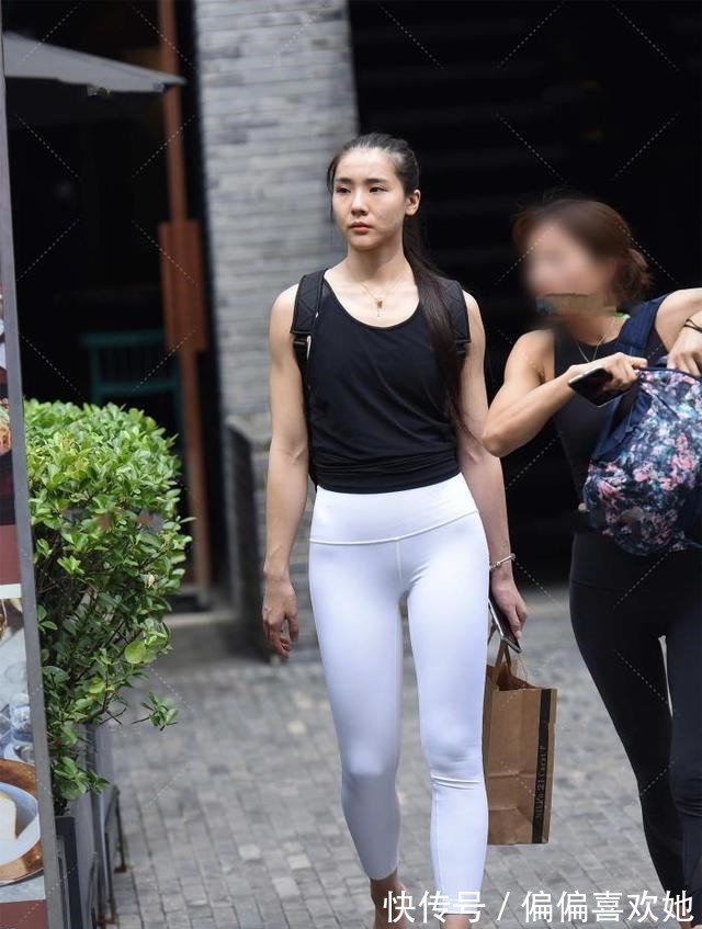 瑜伽裤 黑色衬衫搭配白色瑜伽裤,经典百搭,轻松展现时尚气质!