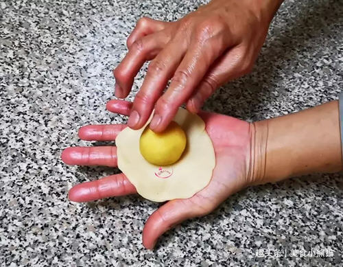 台湾每到过节就脱销的绿豆椪，教你在家做，内馅居然能吃出空气感