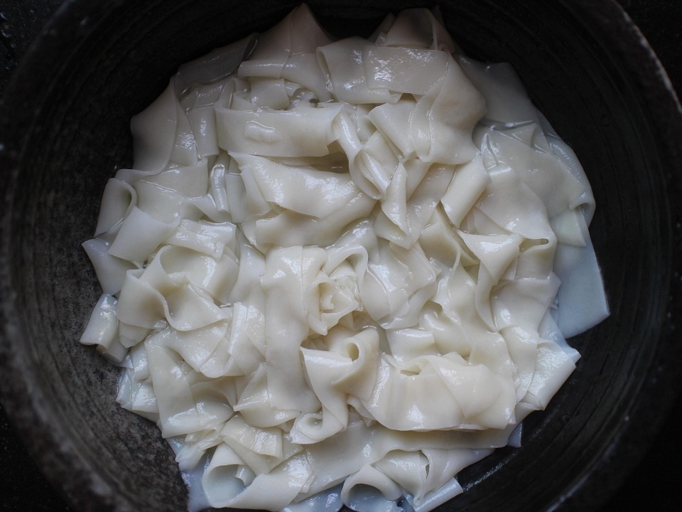 教你自制懒人版凉皮,无需水洗,口感劲道又好吃,比卖的香多了