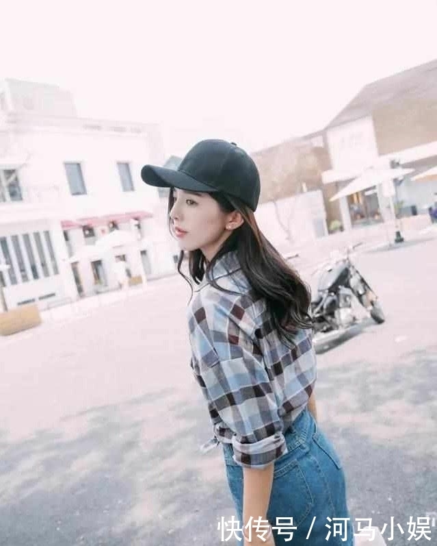 街拍:美女身上的白色修身连衣裙,典雅而百搭,看上去又不同寻常