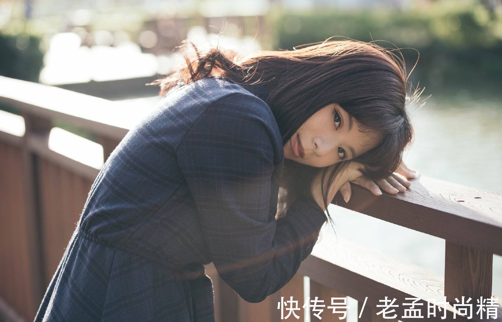 高跟短靴 深色的格子裙具有干练的气质,搭配黑色高跟短靴,凸显高挑身材