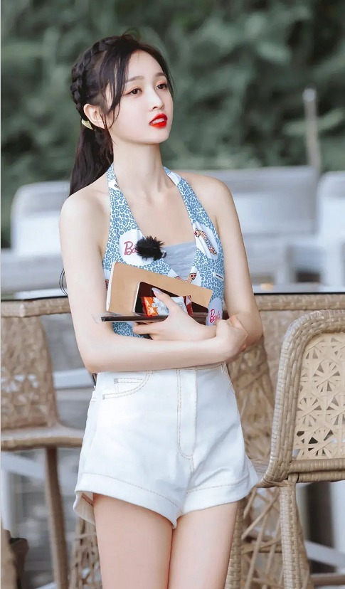 吴宣仪|吴宣仪沙滩边录制某节目,蓝色挂脖背心配热裤,是夏天该有的样子