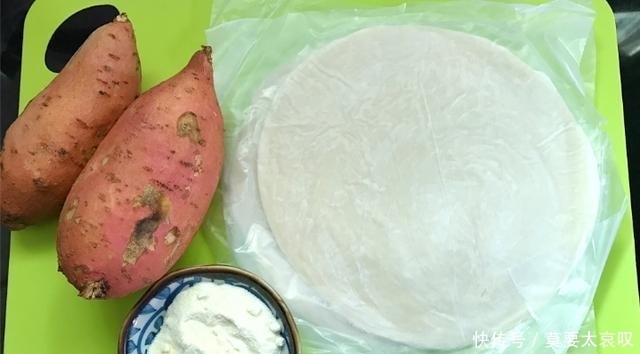 手抓饼的新吃法,包上红薯,一卷一切一烤,美味小甜点做好了