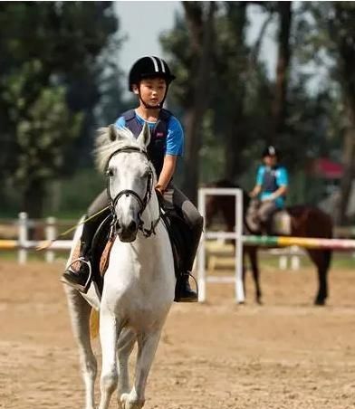 学费|高尔夫、马术加入小学课堂，学费让家长沉默：平民学生，贵族消费