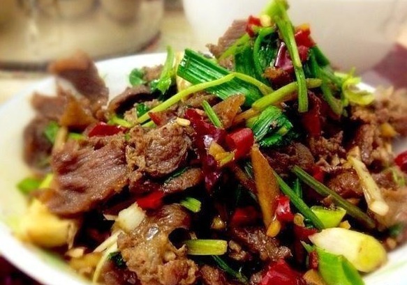 两菜一汤,味道美极了,特别适合孩子们的胃口,特别下饭