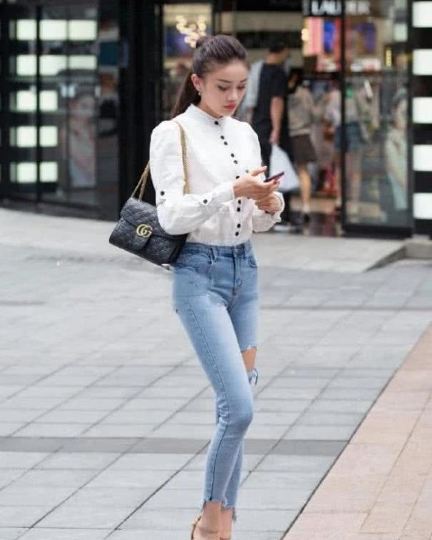 街拍|清新靓丽的小姐姐,白衬衫搭配牛仔裤,看起来很显腿长
