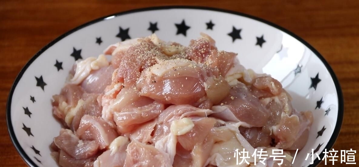 葱油鸡|用烤箱做的纸包葱油鸡，比红烧鸡还香，做法太简单了