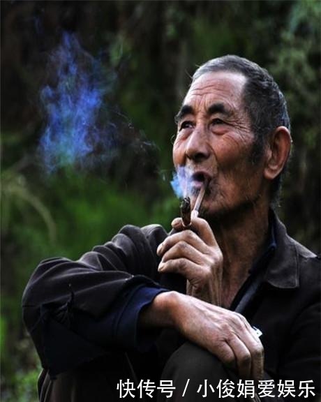 农民抽旱烟磕出金香玉,巧克力味道的石头,为啥可遇不可求