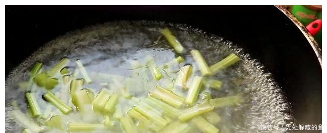 芹菜炒肉|肉丝怎么炒才好吃，大厨教你，别直接下锅，肉丝滑嫩非常香！