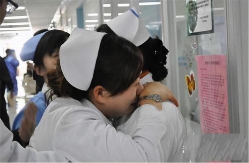 女儿|宝妈深夜生二胎,大女儿独自在产房外等候,护士询问原因后泪目