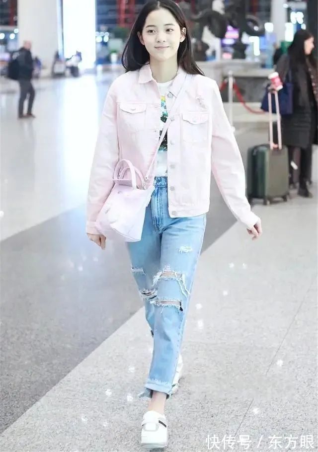 街头酷女孩 最近流行一种穿法,叫“九分裤+老爹鞋”,早春这么穿美极了!