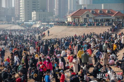 青岛：春节海边 人山人海