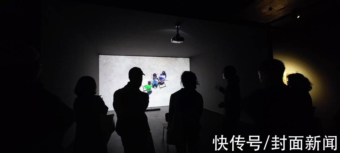 椅子季&十位中外艺术家组团参展，这个展览把椅子玩出了“花样年华”