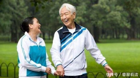 老年人|经常散步对身体有什么好处?建议:50岁以后,散步时牢记这两点