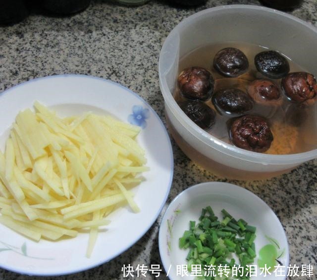 香菇炒土豆丝,家常快手小炒!