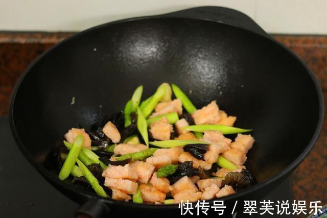 芦笋要换个做法吃!吃芦笋配上这个,味道好吃到爆,2盘都嫌少!