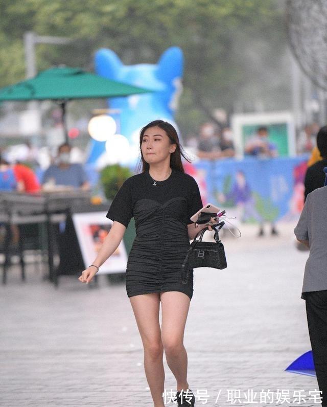 穿搭|腿型修长的连衣裙美女,值得借鉴和尝试,还是短靴