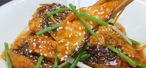 小葱|入冬后要多吃鱼，学会懒人做法，用料简单营养，出锅连汤汁都不剩