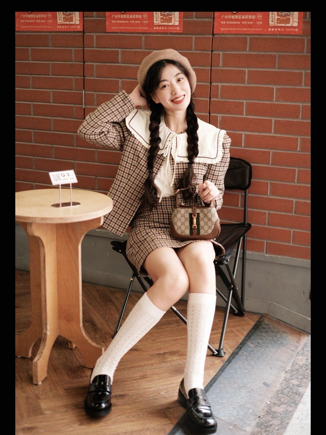 搭配 秋冬,复古风穿搭怎么搭?格子马甲+黄色半身裙,复古又时髦