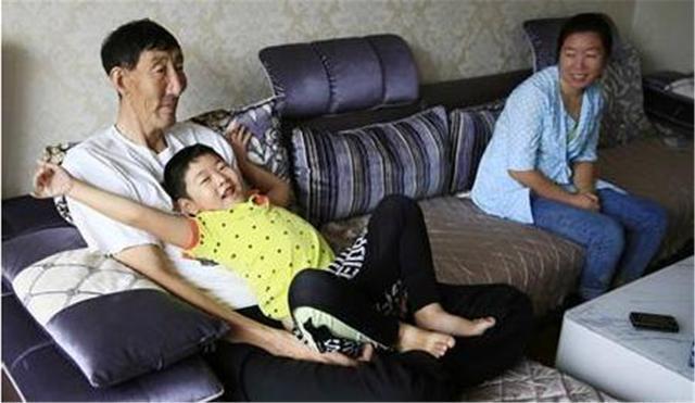 高人|身高2米36“中国第一高人”,年近60喜得一子,如今儿子身高怎样