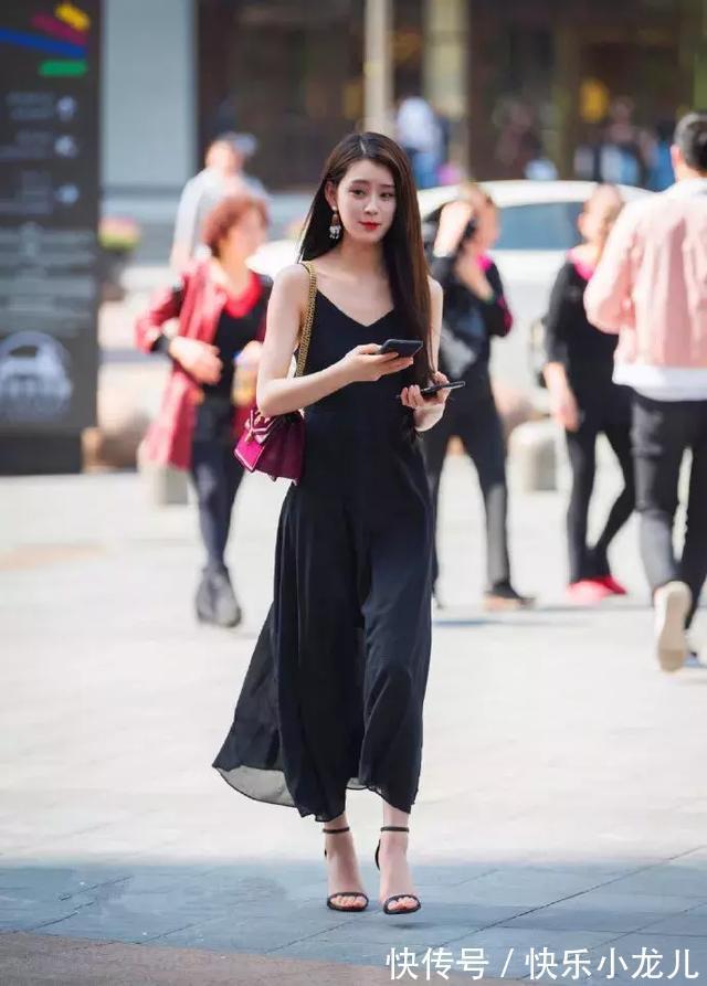 小姐姐 长袖的连衣裙,小小的V领修饰她脸型,也带着一种时尚姿态