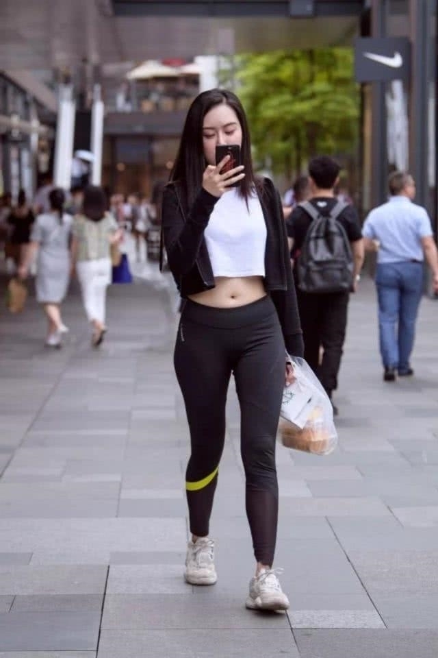 路人街拍,美女穿黄色一字带细跟凉鞋,很精致很唯美