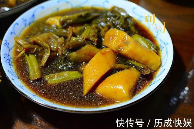 周末晚餐有六个菜，虽然两个是中午剩菜，大家都还抢着吃