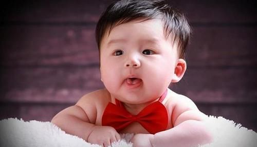 关节|妈妈抱宝宝姿势不对,易造成脊椎弯曲,这些常见错误可能你也在犯