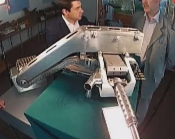 炮击 在太空炮击敌人宇宙飞船:首门歼星舰主炮,是从轰炸机上拆下来的