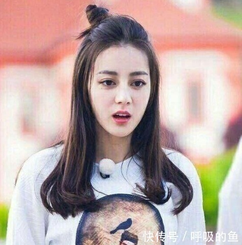 丸子头已经不实行了，今年流行苹果头，减龄显脸小