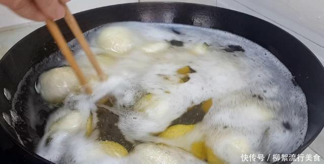 开水|麻团和面是开水还是凉水吗,掌握3个技巧,个个空心鼓泡不炸裂